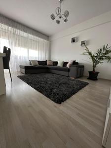 un soggiorno con divano e tappeto di Class DeLuxe Apartments a Oradea