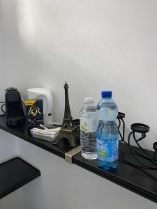 dos botellas de agua están en un estante en Small studio paris 16 best location, en París