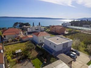 een luchtzicht op een huis met water bij Apartment Adrian in Kaštela