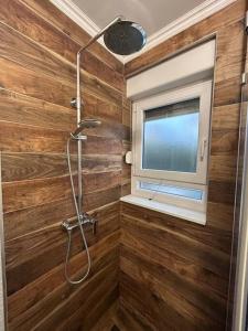 een badkamer met een douche en een raam bij Apartment Adrian in Kaštela