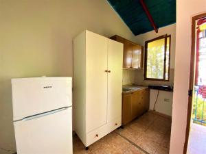 Fotografie z fotogalerie ubytování Ramo's Cozy Beachside Haven with Panoramic Views - 1st v destinaci Vlorë + 14 fotografií