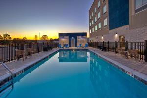 a swimming pool in front of a building at Hampton Inn Paris, Tn in Paris