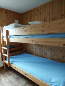 Rúm í herbergi á Sandaholm Camping, Bad och Restaurang