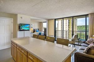 ホノルルにあるLë'ahi Diamond Head Suite 1 Bedroom 1 Free Parkingのリビングルームを望むリビングルーム