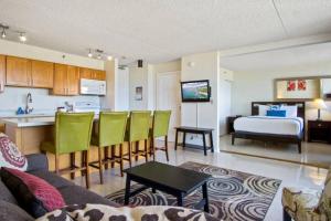 uma sala de estar com uma cozinha e um quarto em Lë'ahi Diamond Head Suite 1 Bedroom 1 Free Parking em Honolulu