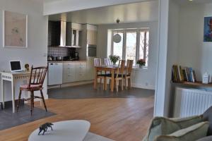 cocina y sala de estar con mesa y sillas en Captivating Harbor View Suite en Östhammar