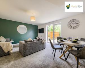Χώρος καθιστικού στο LOW Price this winter 3 Bedroom House in Coventry - Sleeps 5 - With Free Unlimited Wi-fi, Driveway & Garden By Passionfruit Properties- 26WWC