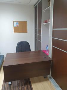 an office with a desk and a chair and a closet at Pokoje ze wspólną łazienką i kuchnią w centrum Starachowic in Starachowice