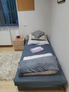 two beds sitting in a room with at Pokoje ze wspólną łazienką i kuchnią w centrum Starachowic in Starachowice