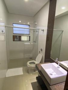 La salle de bains est pourvue d'une douche, de toilettes et d'un lavabo. dans l'établissement CASA UTOPIA ESCARPAS do LAGO, à Capitólio