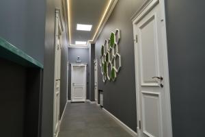 korytarz z szarymi ścianami i białymi drzwiami w obiekcie Хостел с террасой в центре w Charkowie