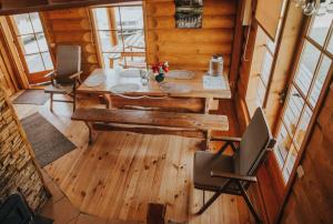 una vista aérea de una mesa y sillas en una cabaña en Brīvdienu māja ar pirti "Strautkalni" en Ieriķi