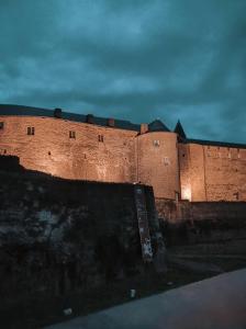 Fotografie z fotogalerie ubytování Appartement vue sur château-fort 3 étoiles v destinaci Sedan