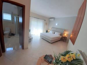 Posteľ alebo postele v izbe v ubytovaní Villa Aeolus with private overflow, endless, heated pool
