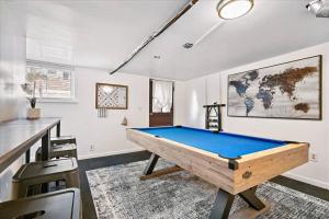 Charming Southside Pitt Home w/ Pool Table + Yard tesisinde bir bilardo masası