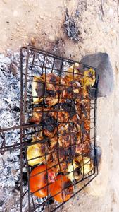 Ein Haufen Essen auf einem Grill in der Unterkunft Areen camp, Wadi Rum in Wadi Rum