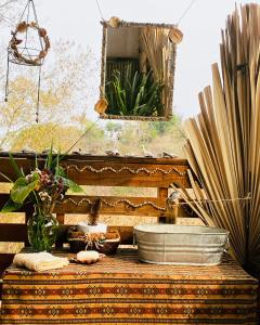 una mesa con espejo, un bol y plantas en BAJO LAS ESTRELLAS, en Mazunte
