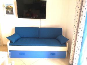 ein blaues Sofa mit blauen Kissen in einem Zimmer in der Unterkunft Casa Maria Sofia in Triscina