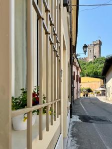 eine schmale Straße mit einem Gebäude und einem Schloss in der Unterkunft L’Oleandro in Valeggio sul Mincio