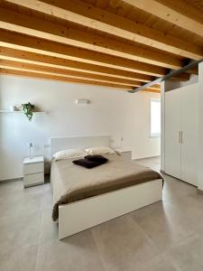 1 dormitorio con 1 cama grande y techo de madera en L’Oleandro, en Valeggio sul Mincio