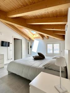 um quarto com uma cama grande e tectos em madeira em L’Oleandro em Valeggio sul Mincio