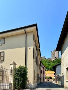 an alley with a building and a castle in the background at L’Oleandro in Valeggio sul Mincio