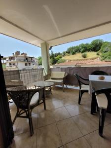 d'un balcon avec des tables et des chaises et une vue. dans l'établissement Casa Clara, à Bari Sardo