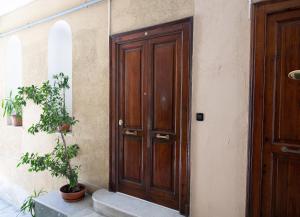 een houten deur aan de zijkant van een gebouw bij Green Spera Apartment in Napels