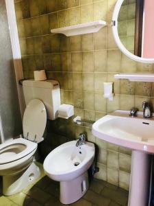 un baño con inodoro y lavabo en Pietra Ligure - Essential with Swimming Pool, en Pietra Ligure