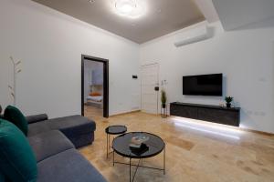 TV a/nebo společenská místnost v ubytování Top Location 1 Bedroom with Terrace