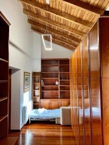 1 dormitorio con estanterías de madera y 1 cama en Agradable casa con jacuzzi climatizado exterior en pleno Urdaibai, en Busturia