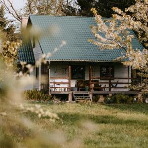 uma casa com um telhado verde em Na miły Bug Guesthouse by Bug river 