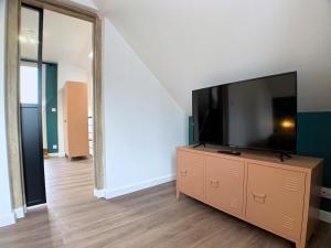 Televízia a/alebo spoločenská miestnosť v ubytovaní Eco-Appart'hôtel Rouen - SLT