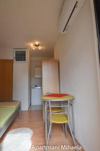 Kruševo的住宿－Mihaela 4，一间小厨房,内设桌椅