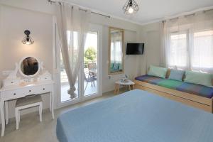 um quarto com uma cama, uma secretária e um espelho em Sandra's luxury stay em Akti Salonikiou