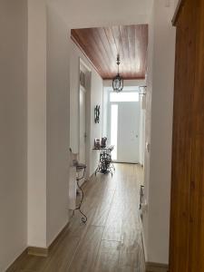 ノルデスチにあるVila dos M´sの白い壁と木製の天井の廊下