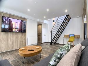 Televízia a/alebo spoločenská miestnosť v ubytovaní Eco-Appart'hôtel Rouen - SLT