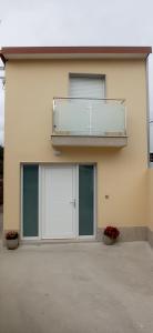 un edificio con 2 puertas de garaje y balcón en Casa Ageitos, en Vimianzo