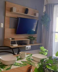 een woonkamer met een tafel met een tv en een tafel bij Cómodo apartamento cerca al mar. in Cartagena