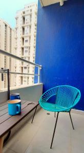 een blauwe stoel op een balkon met een blauwe muur bij Cómodo apartamento cerca al mar. in Cartagena