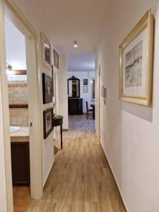 瑪爾薩梅米的住宿－Casa Franca a Marzamemi，一条空的走廊,走廊通往一个房间