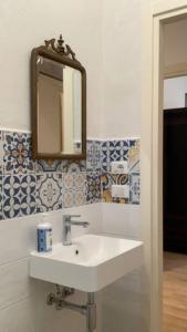 uma casa de banho com um lavatório e um espelho em Casa Franca a Marzamemi em Marzamemi