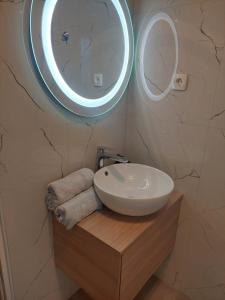 La salle de bains est pourvue d'un lavabo et d'un miroir. dans l'établissement Apartment Sofia, à Mali Lošinj
