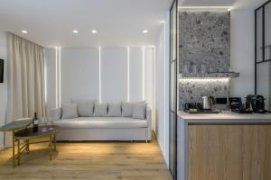 Príslušenstvo na prípravu kávy alebo čaju v ubytovaní Acropolis Magenta Luxury Suites