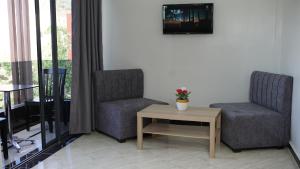 Hotel Riad Taounate في تاونات: كرسيان وطاولة في غرفة