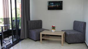2 sillas y una mesa en una habitación en Hotel Riad Taounate, en Taounate
