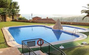 una gran piscina en un patio junto a una casa en Apartamento Alcocebre, en Alcossebre