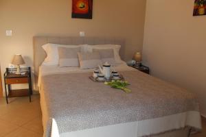 Un dormitorio con una cama con una bandeja de comida. en Myrina View, en Mirina
