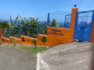 波尔兰特Le Papillon Bleu的带有没有铁棍标志的大门