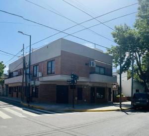 ein Backsteingebäude an der Ecke einer Straße in der Unterkunft Espectacular depto en CABA con terraza y parrilla in Buenos Aires